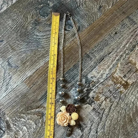 Floral  Necklace - Picture 5 of 6